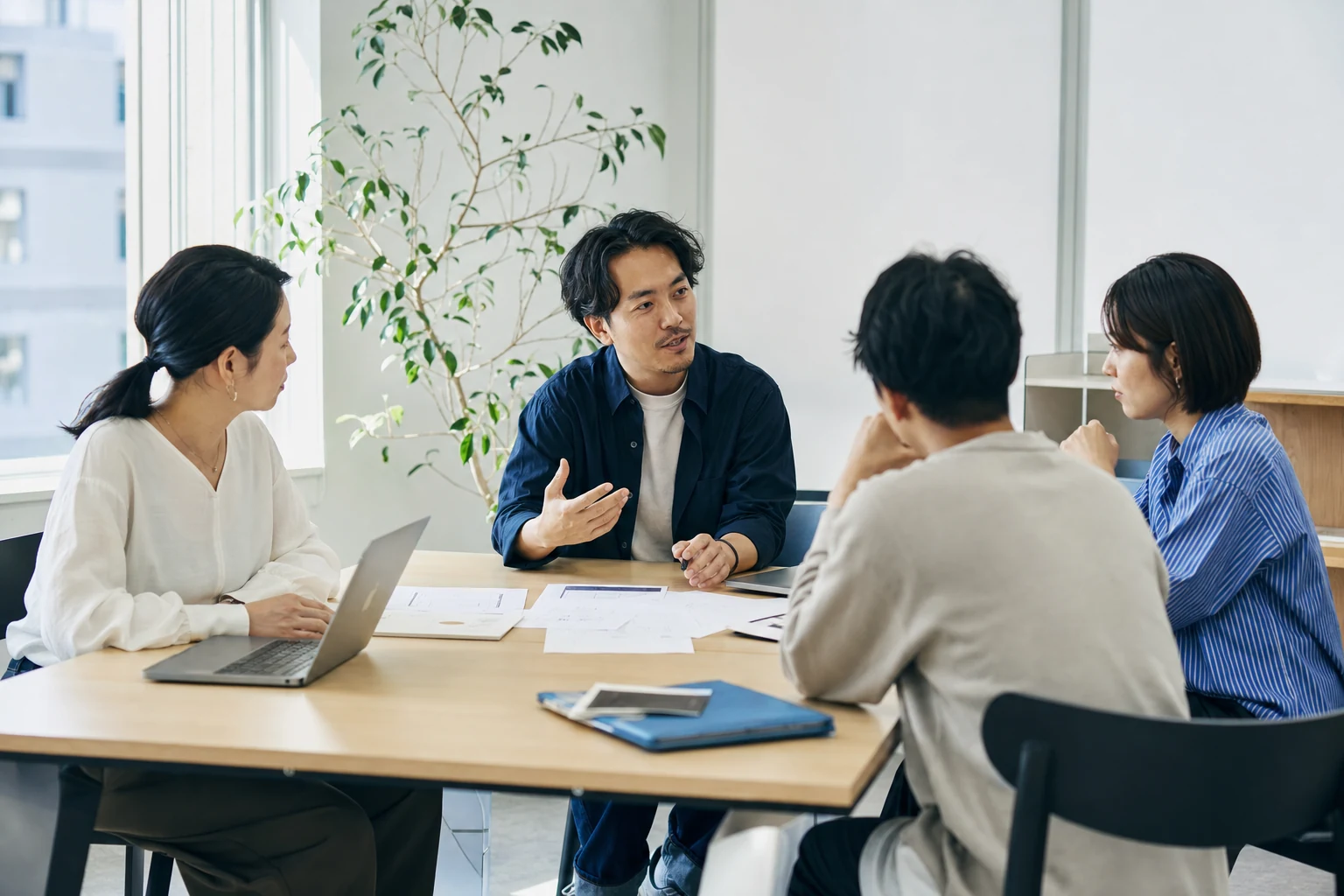 ミーティングを行うM&Uチームのイメージ